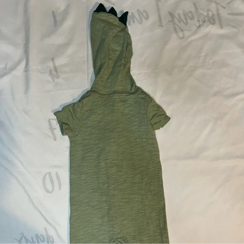 Carter’s Green Short Sleeve Dinosaur Jumpsuit in Size 9 Months
